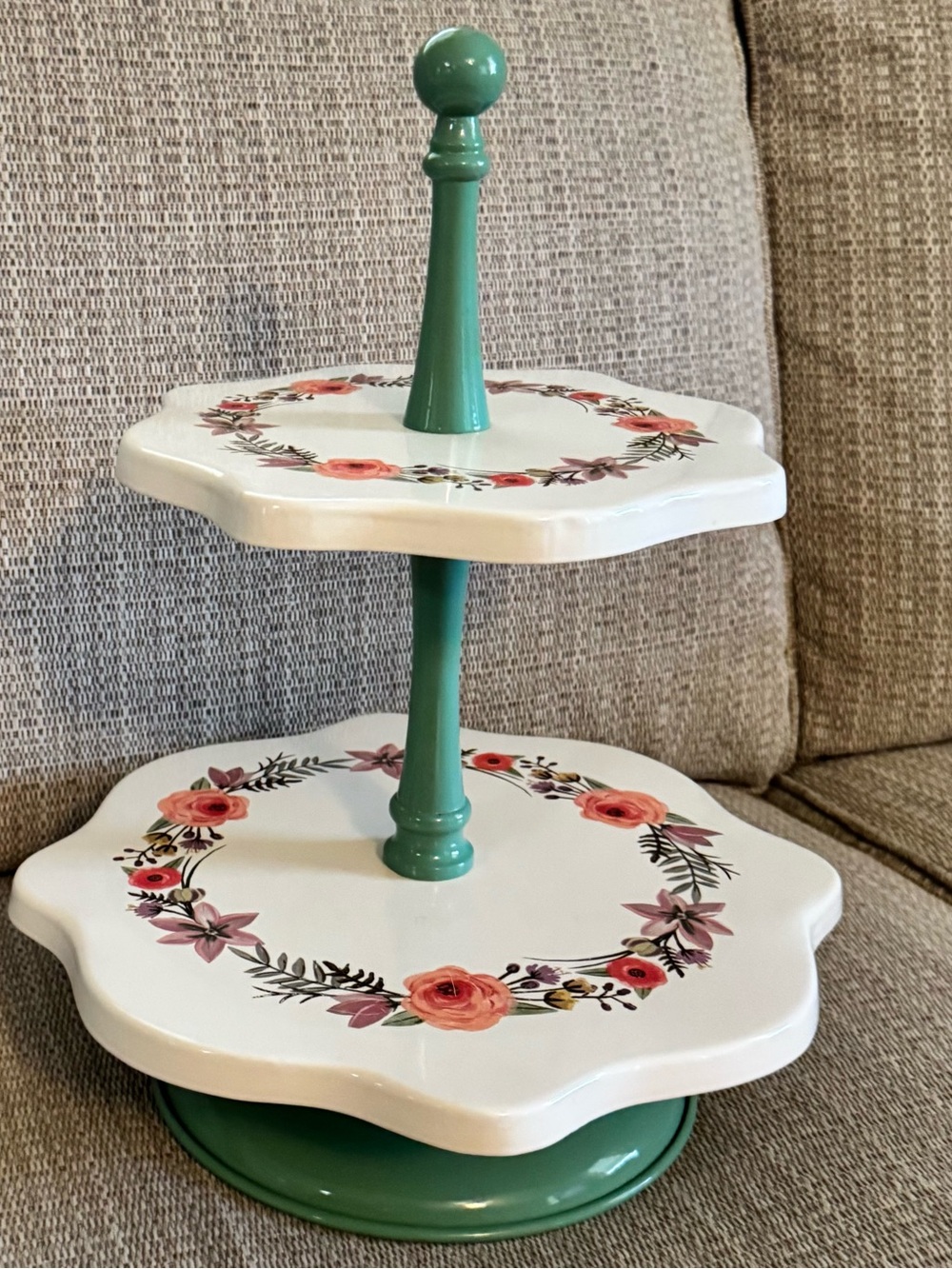 Two-Tier Floral Serving Stand in White and Green -Metal / Sturdy